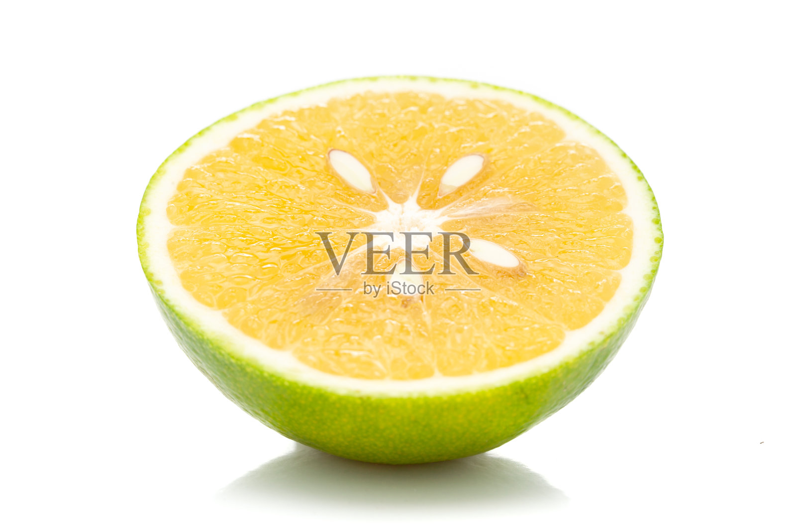 有机印度柑橘水果甜limetta或mosambi(柑橘酸橙)的特写，它是一个绿色和黄色的颜色，孤立在白色的背景，照片摄影图片