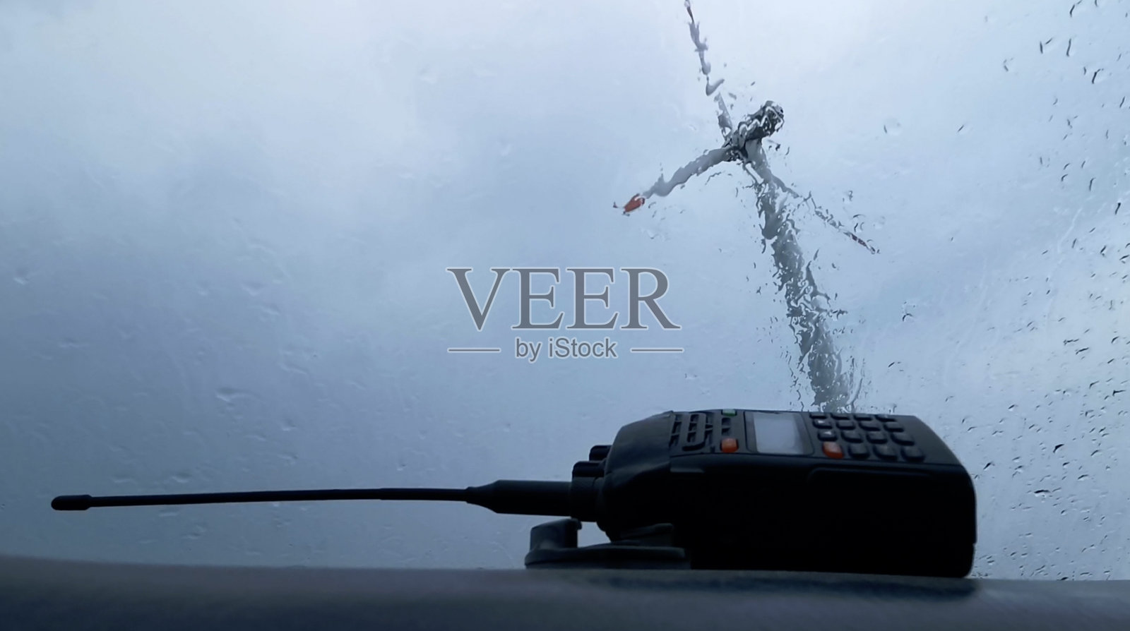 汽车角度的风力涡轮机农场。可再生能源系统和可持续发展目标。照片摄影图片