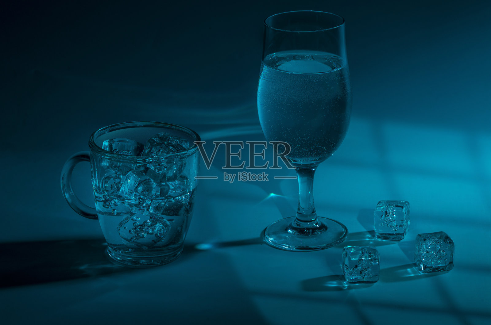 一杯加冰的水照片摄影图片