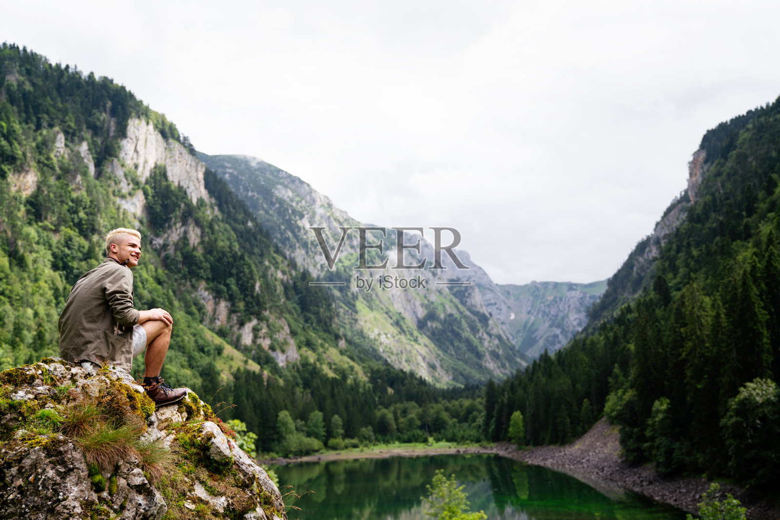 旅行者放松与风景山和湖泊照片摄影图片