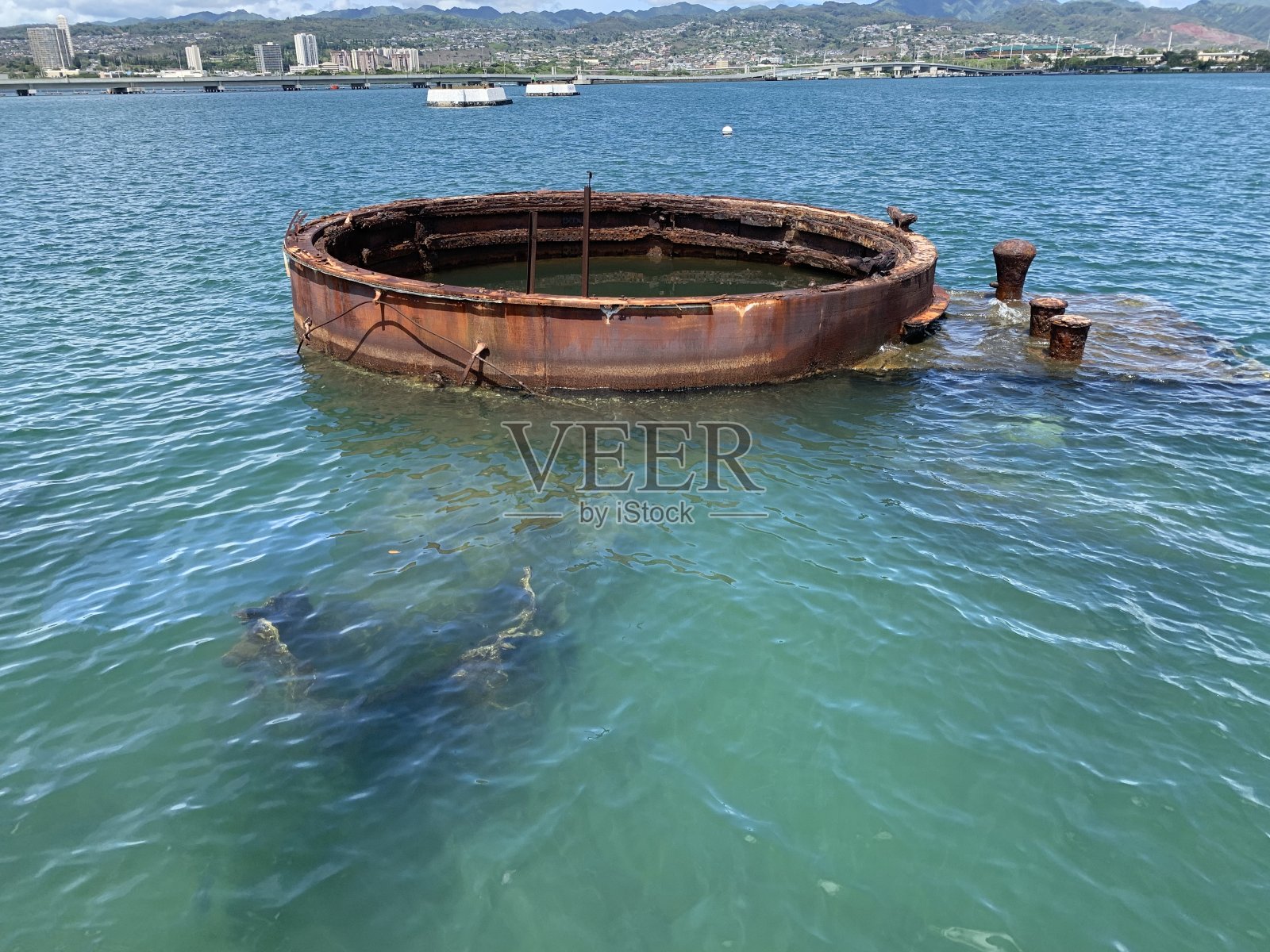 亚利桑那号战舰纪念馆的油罐在水中照片摄影图片