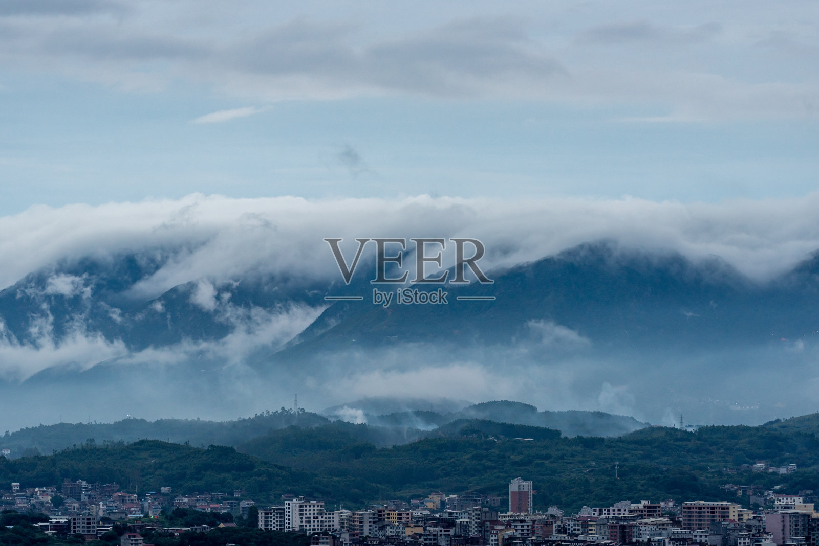 19、雨后的小镇，远处的山上有云朵照片摄影图片