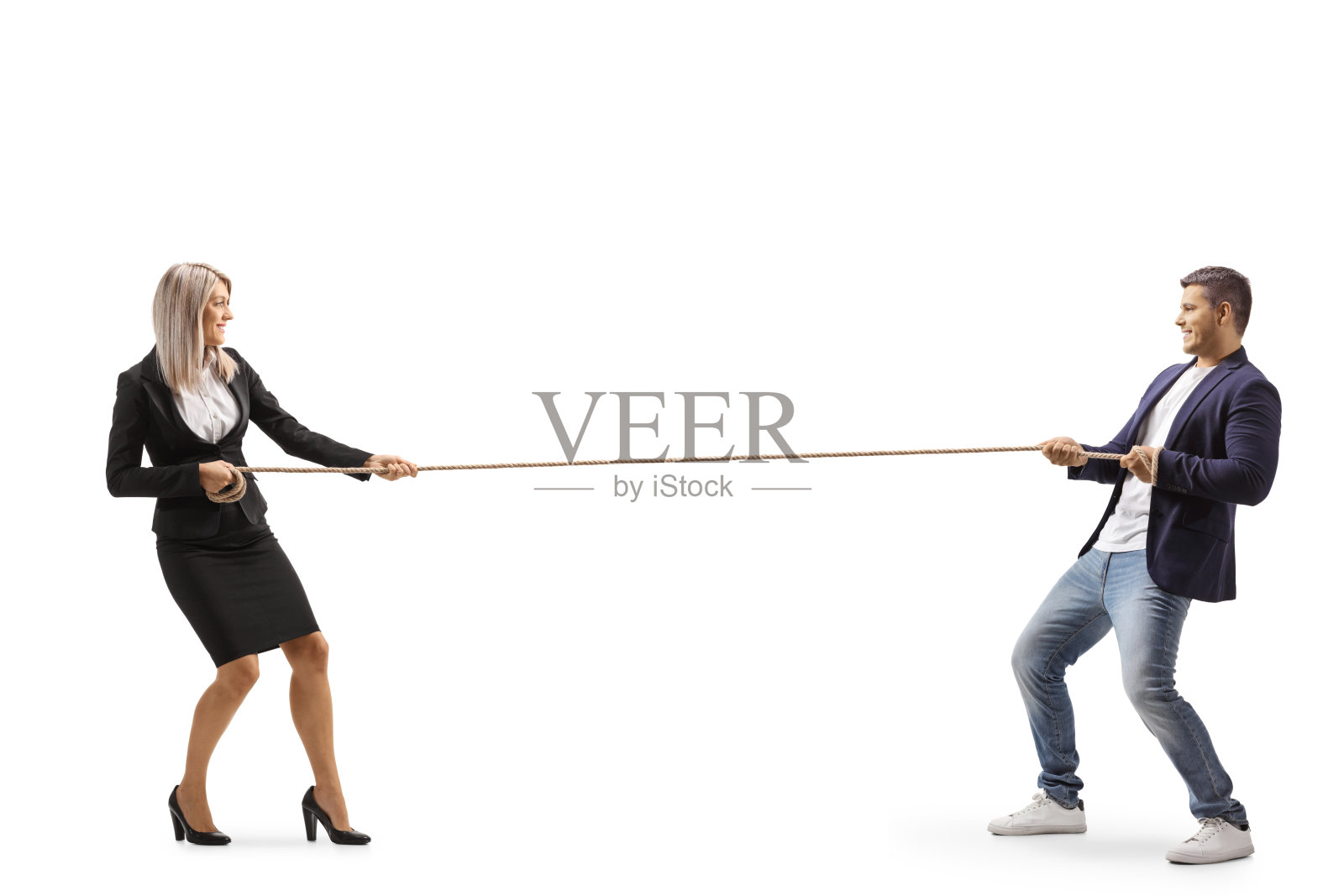 一个女商人和一个正在拉绳子的普通男人的全长侧面照片照片摄影图片