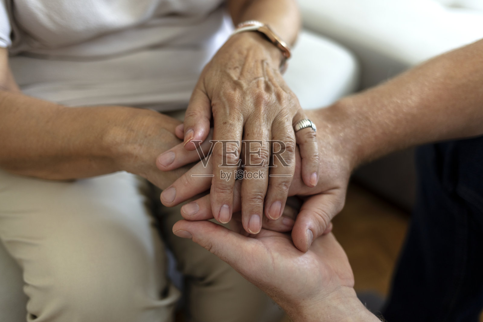 一个男人握着心爱的人的手支持他。照片摄影图片