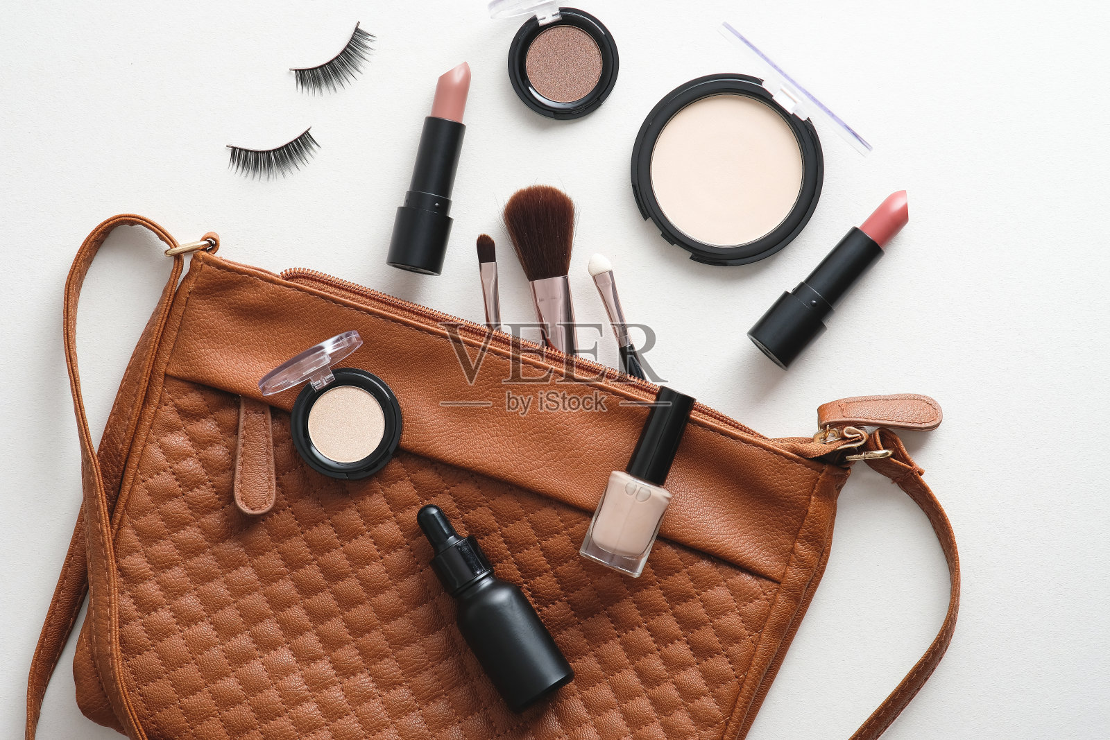 化妆包与化妆美容产品在白色的背景。平铺，俯视图照片摄影图片