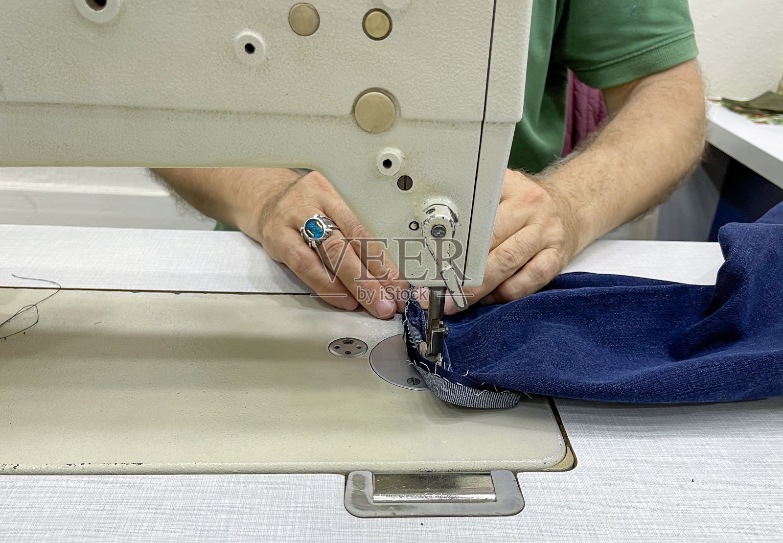 在一台老式脚踏式缝纫机上工作照片摄影图片