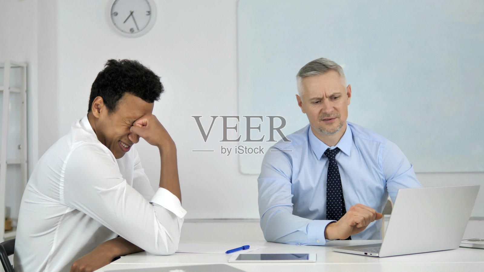 商人在工作中对财务业务损失的反应照片摄影图片