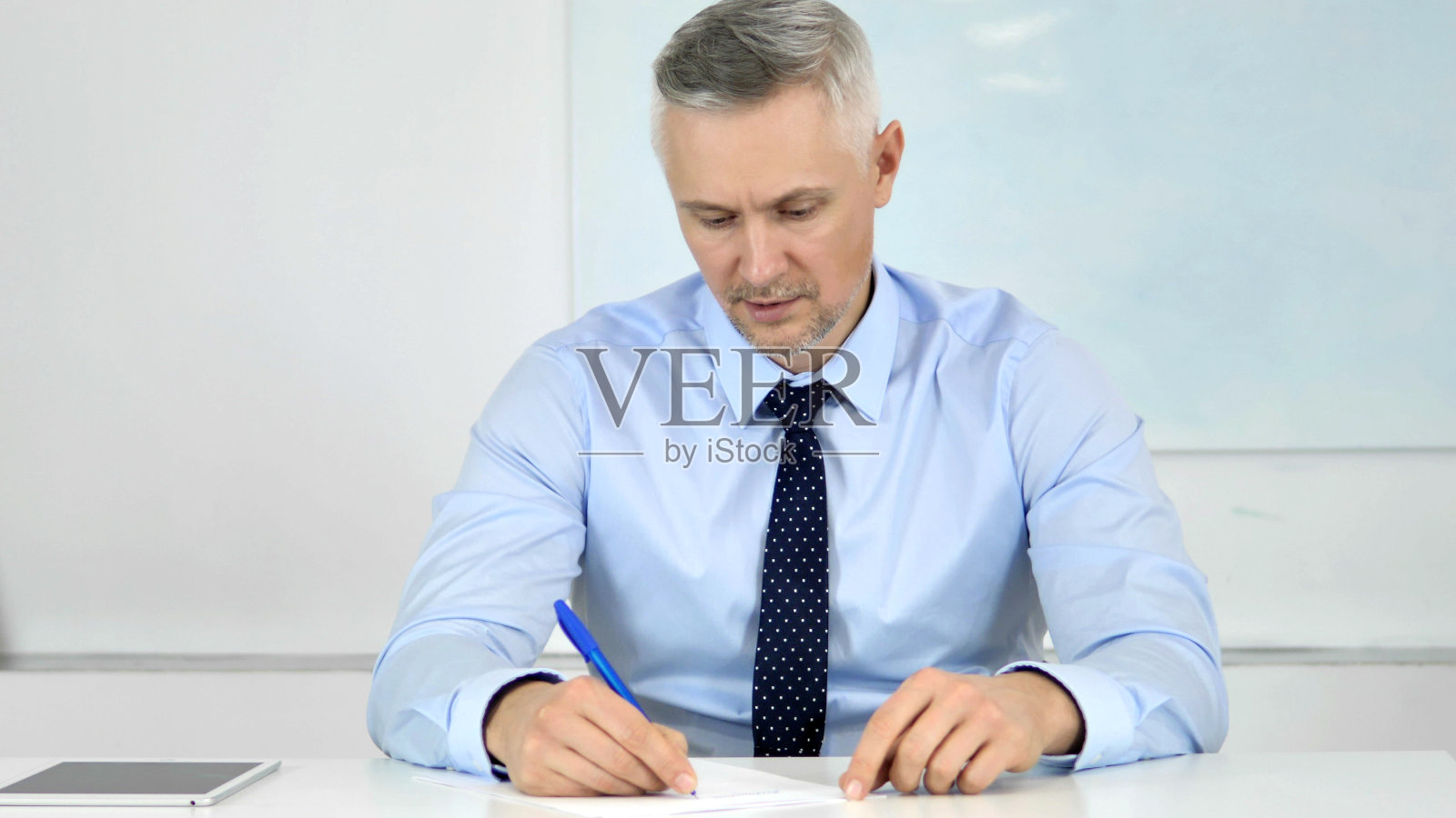 高级商人在工作中写信，文书工作照片摄影图片