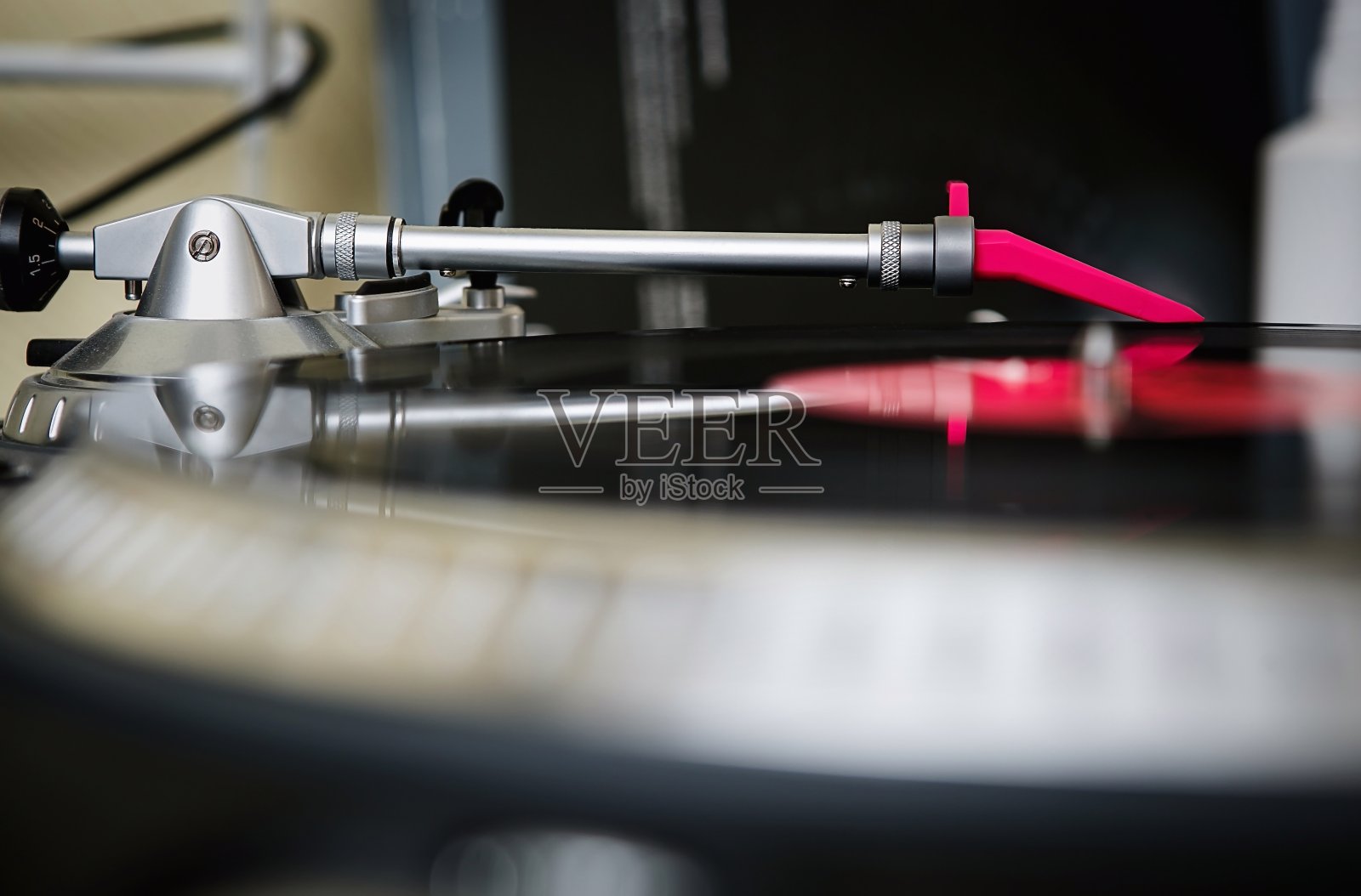 在黑胶唱片上带针的音臂。专业dj转盘播放嘻哈音乐照片摄影图片