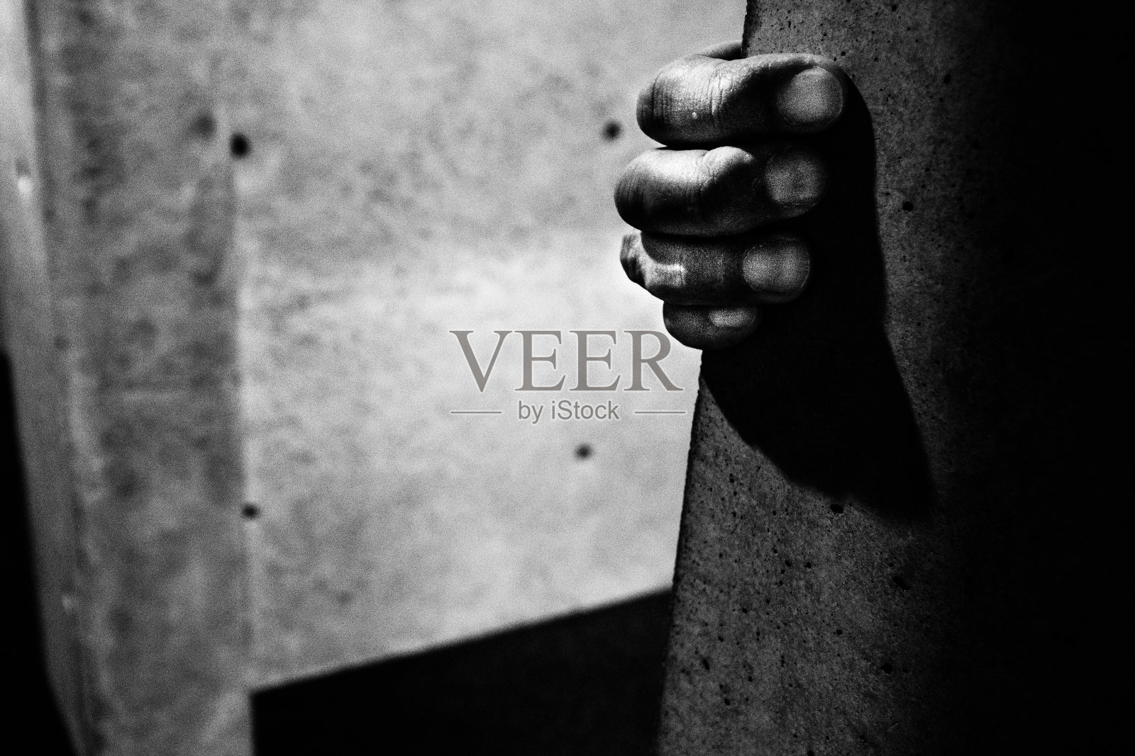 一只手从墙后抓住墙的图像照片摄影图片