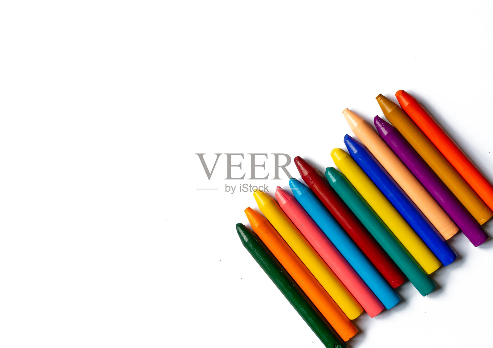 彩色蜡笔排成一行，孤立在白色上照片摄影图片