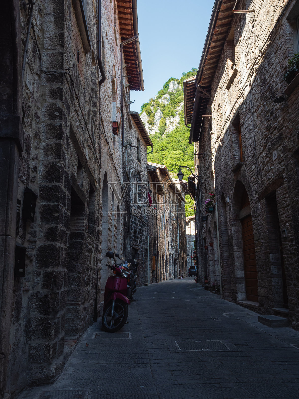欧洲，意大利翁布里亚，PG，日落时分，古比奥老城的一条主要街道照片摄影图片