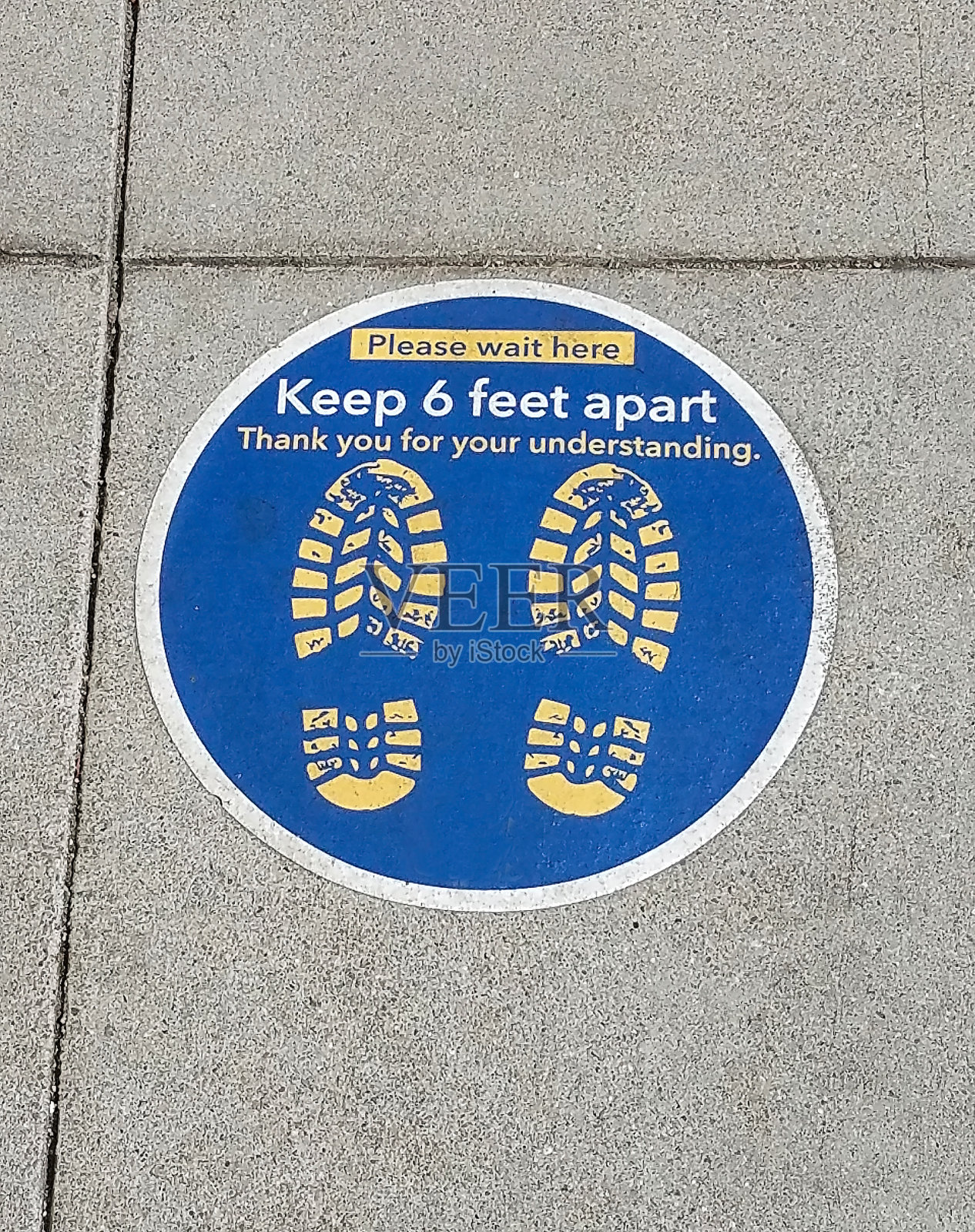 人行道上保持6英尺距离的标志照片摄影图片