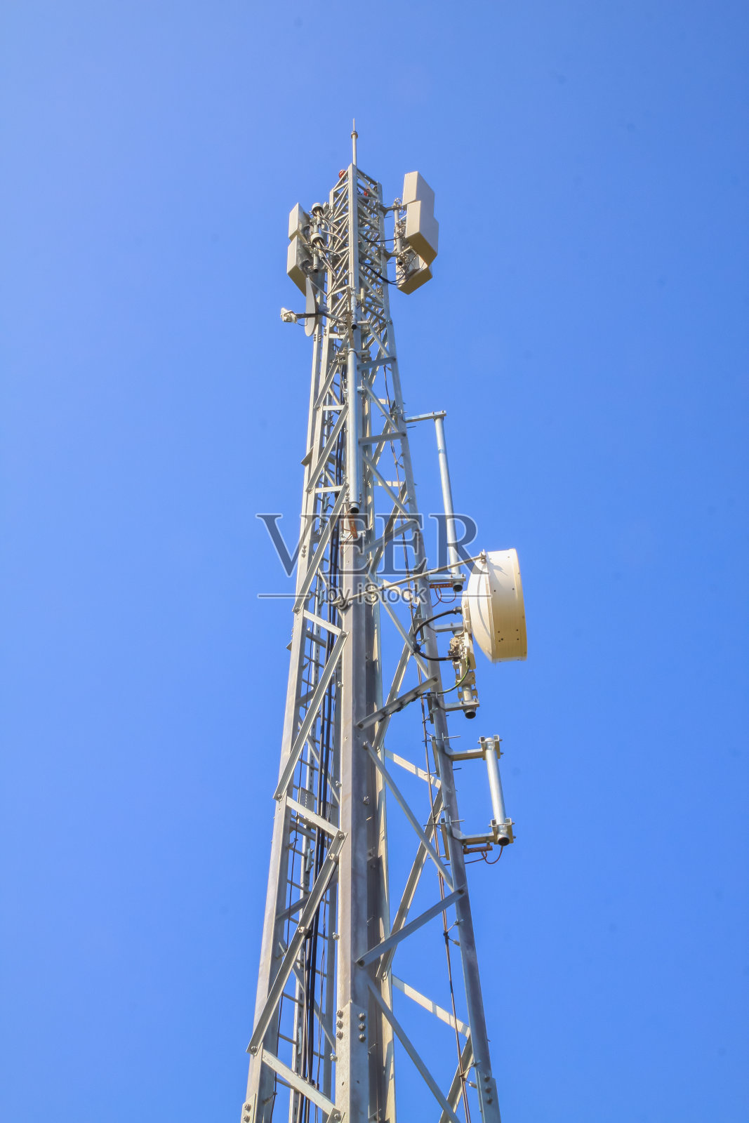 带有移动信号天线的电信塔照片摄影图片