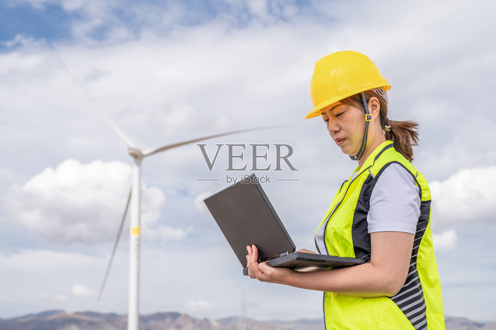 亚洲女性电气工程师在风力发电站工作照片摄影图片