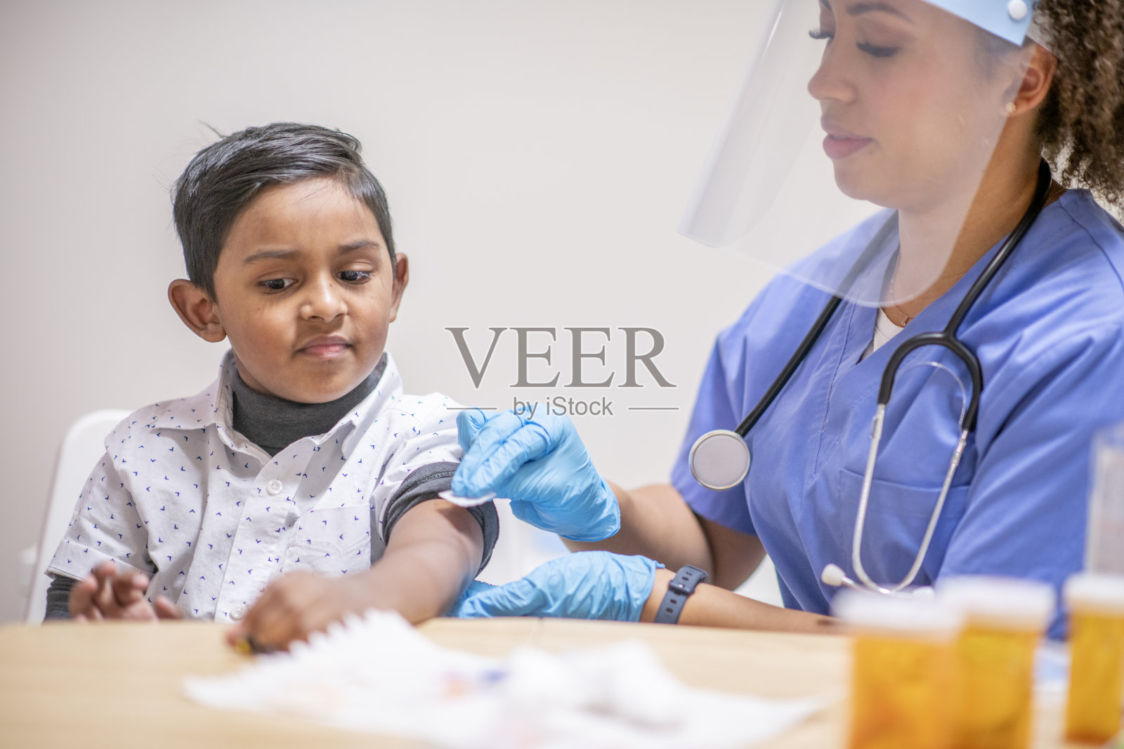 护士为小男孩准备疫苗照片摄影图片