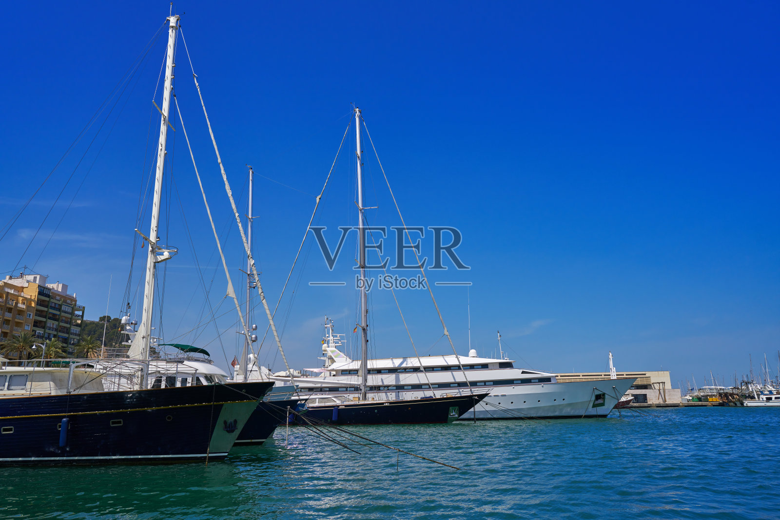 西班牙德尼亚码头上的船只照片摄影图片