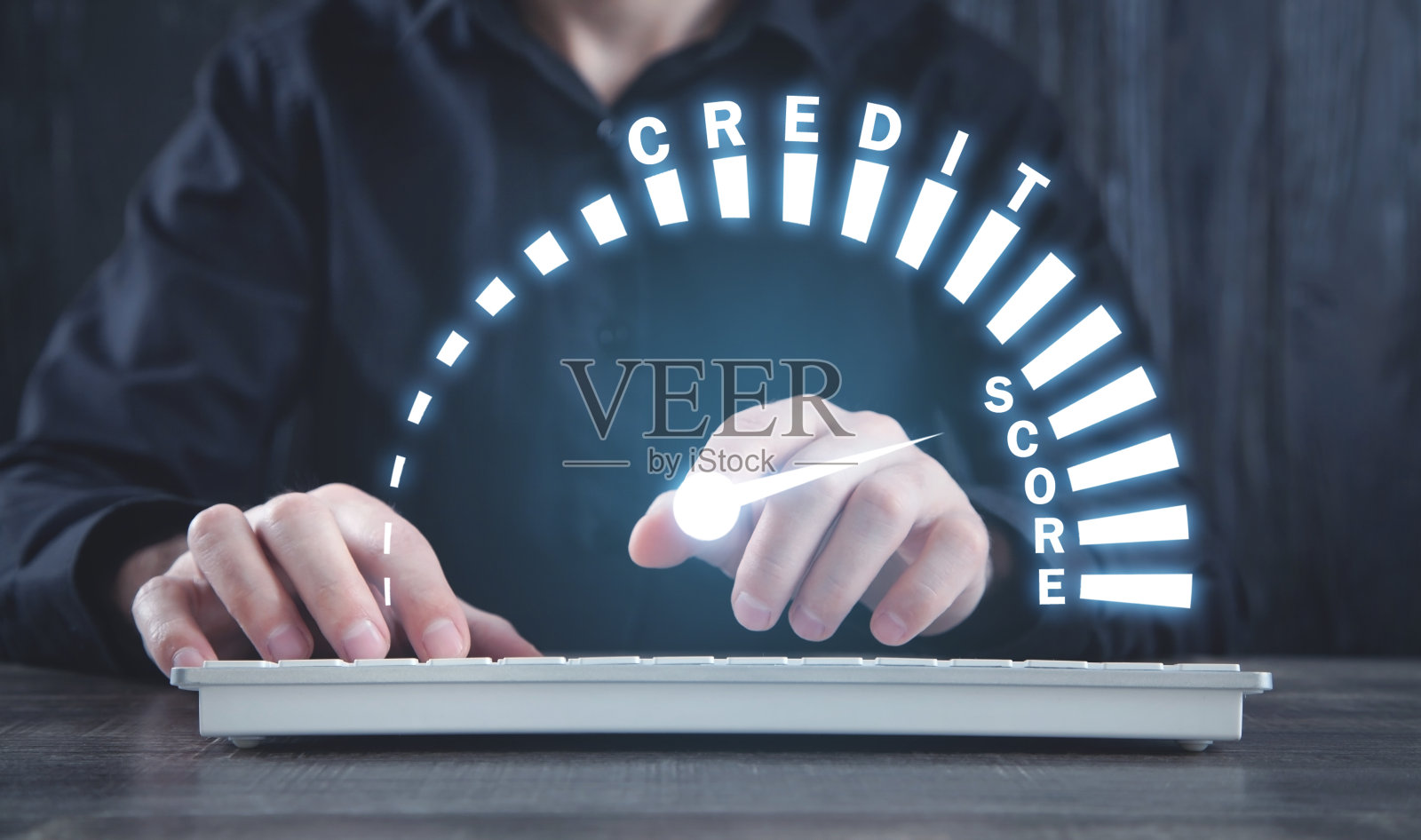 男子显示信用评分速度计。业务。技术照片摄影图片