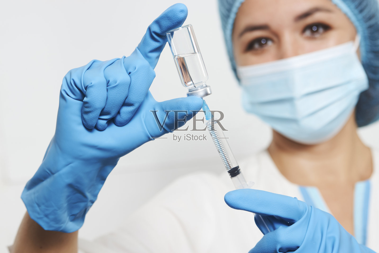 女医生注射注射疫苗，特写镜头照片摄影图片