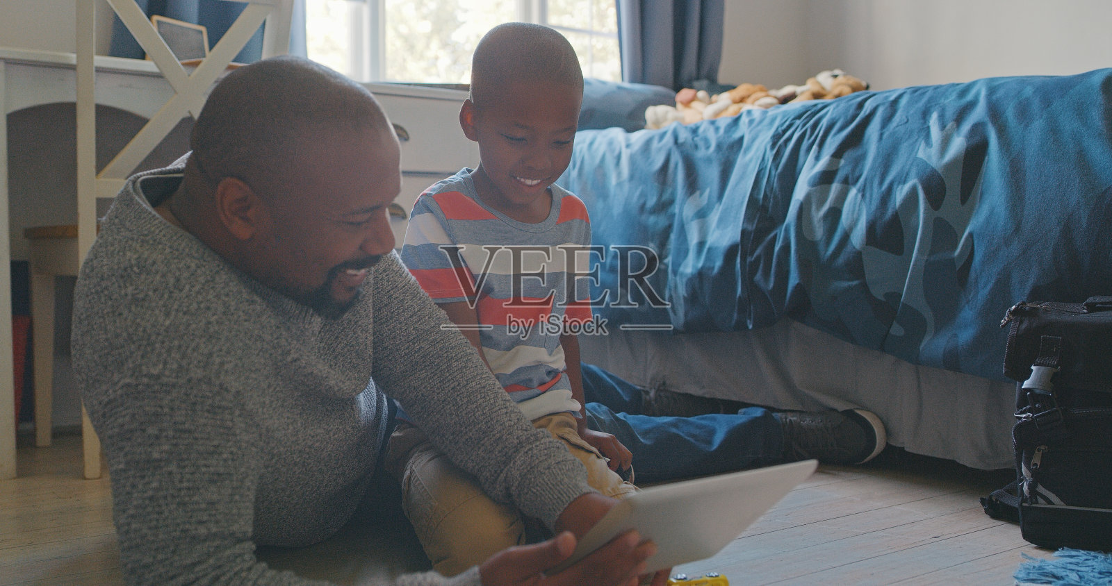 一个成熟的男人和他的孙子在家里玩耍照片摄影图片