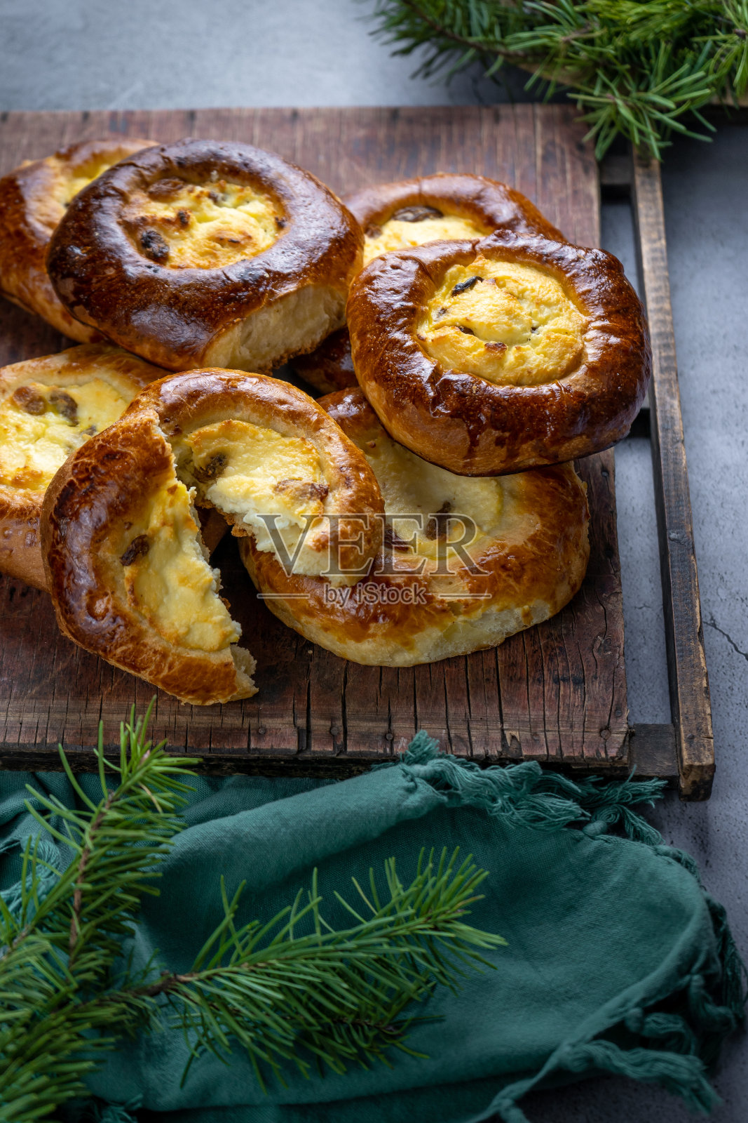 凝乳奶酪蛋糕。烤酵母开馅饼自制蛋糕。桌上的食物。切块派。松软干酪和葡萄干做馅料。芝士蛋糕照片摄影图片