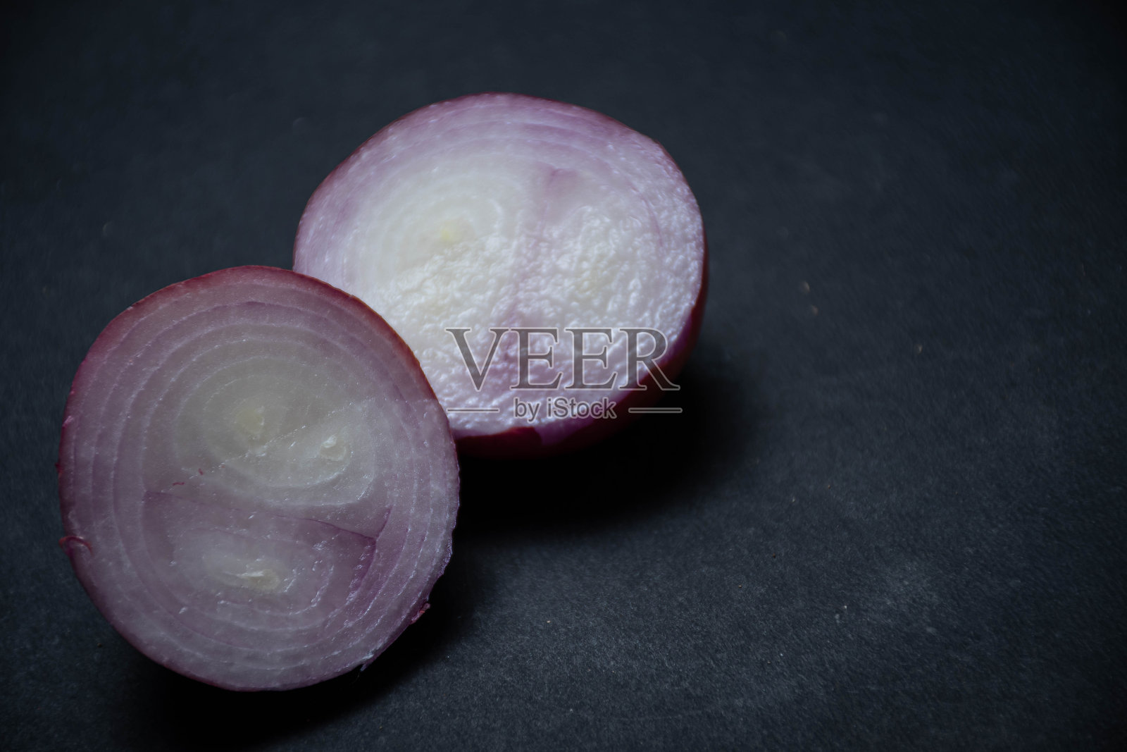 两根洋葱黑色背景切成块有机家用蔬菜室内照片摄影图片