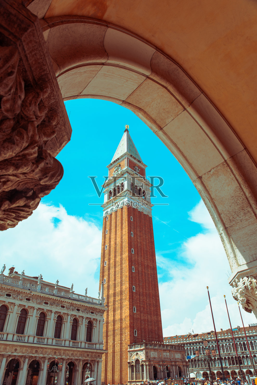 威尼斯，意大利——2019年5月25日:圣马克广场的钟塔，夏季照片摄影图片
