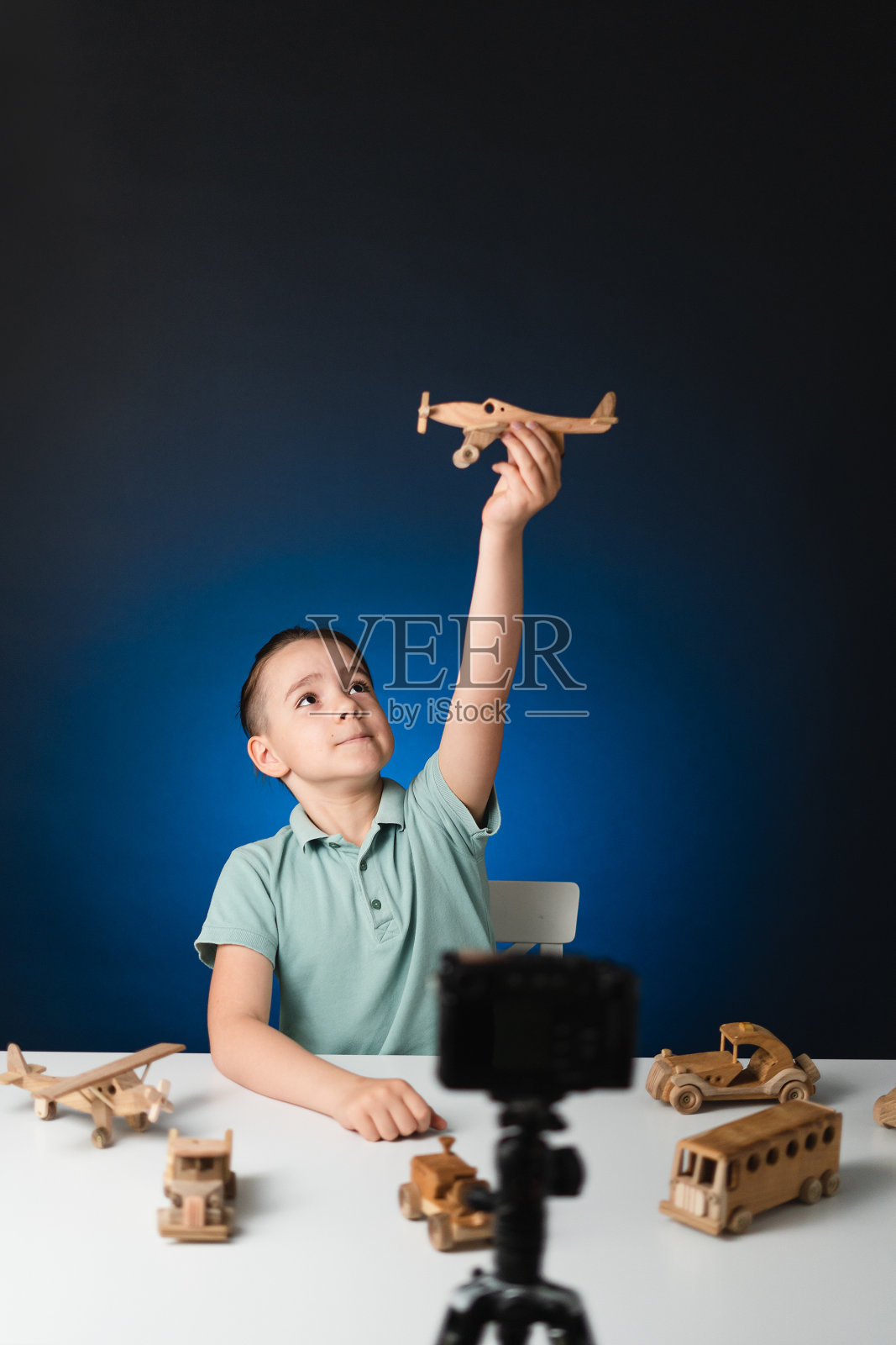 年轻的视频博主和他的粉丝们在一起。照片摄影图片