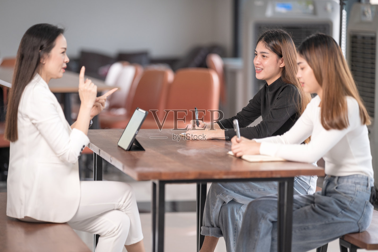 年轻的亚洲大学生与导师开会讨论这个项目照片摄影图片