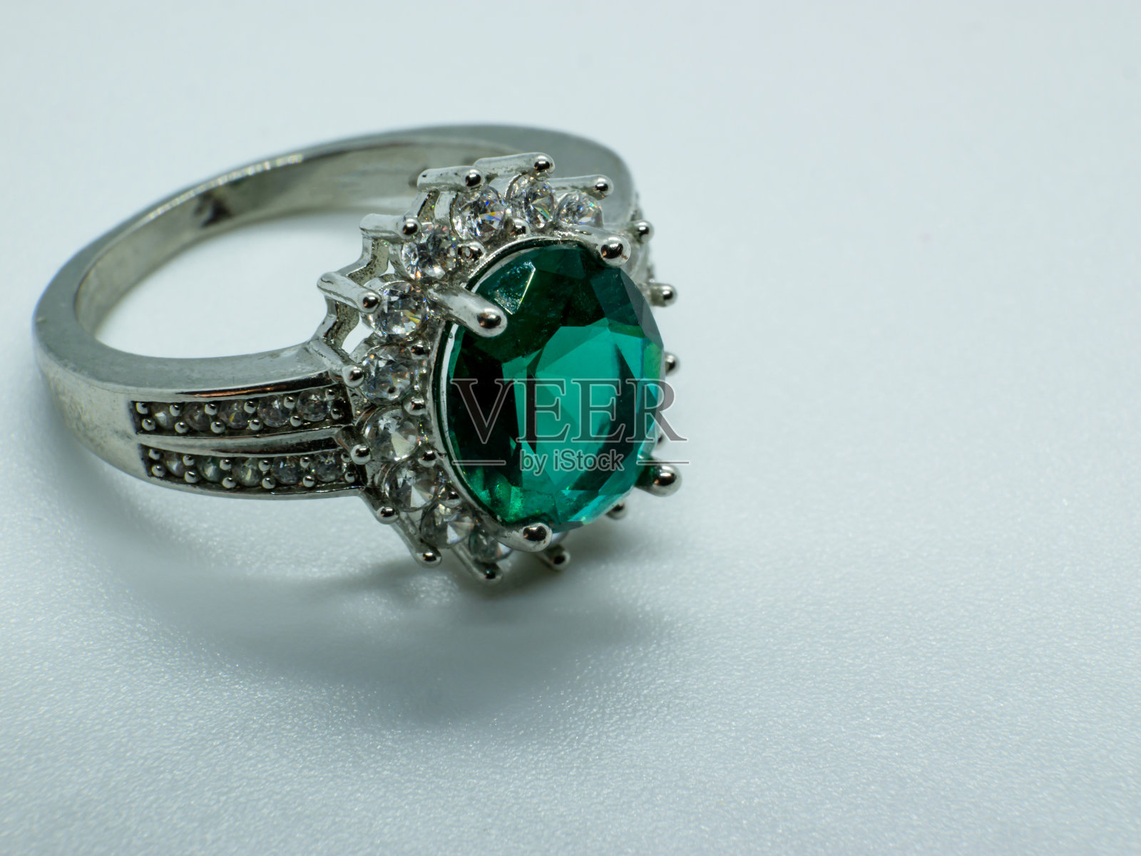 宝石戒指，绿宝石镶嵌。白色背景照片摄影图片