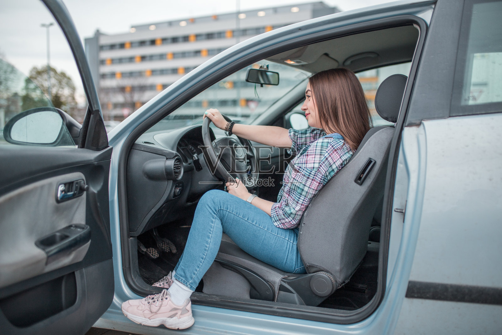 一位商务女性在停车场的一辆车里休息照片摄影图片
