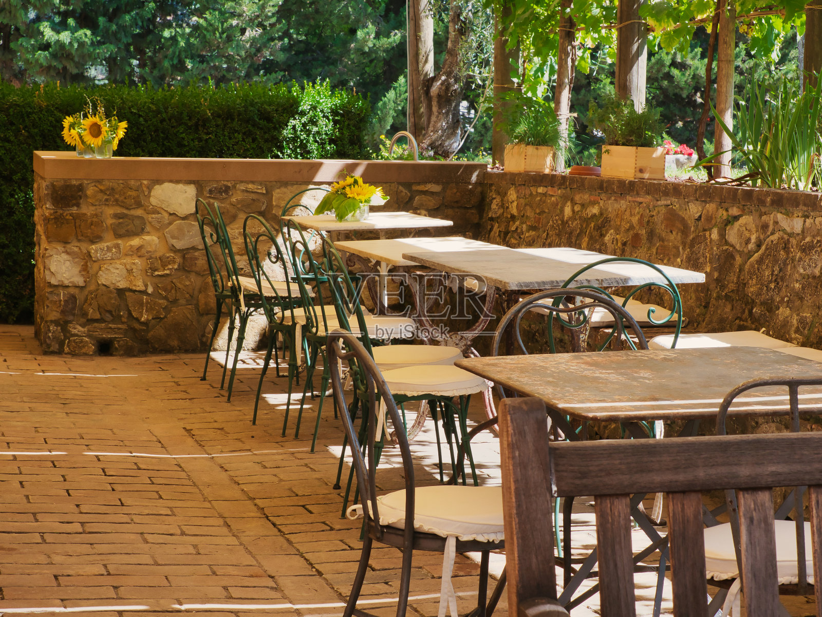 室外座位区有桌椅照片摄影图片