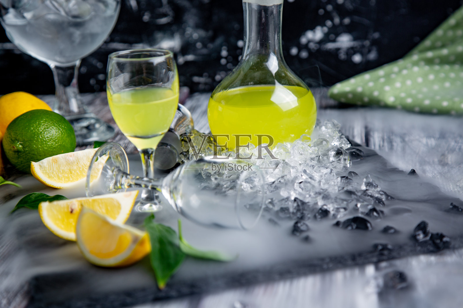 意大利典型的消化柠檬酒，烟熏新鲜柠檬，选择性聚焦照片摄影图片