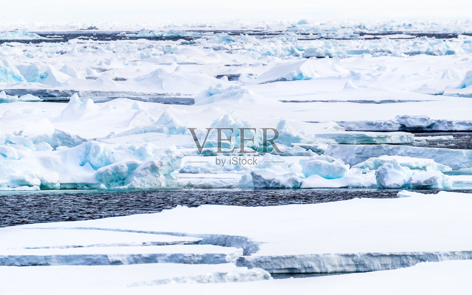 北极的浮冰、冰山和浮冰，斯瓦尔巴特群岛以北80ºn。冰雪覆盖的蓝色冰川冰是一片未受破坏的荒野，但由于全球变暖正在快速融化。照片摄影图片