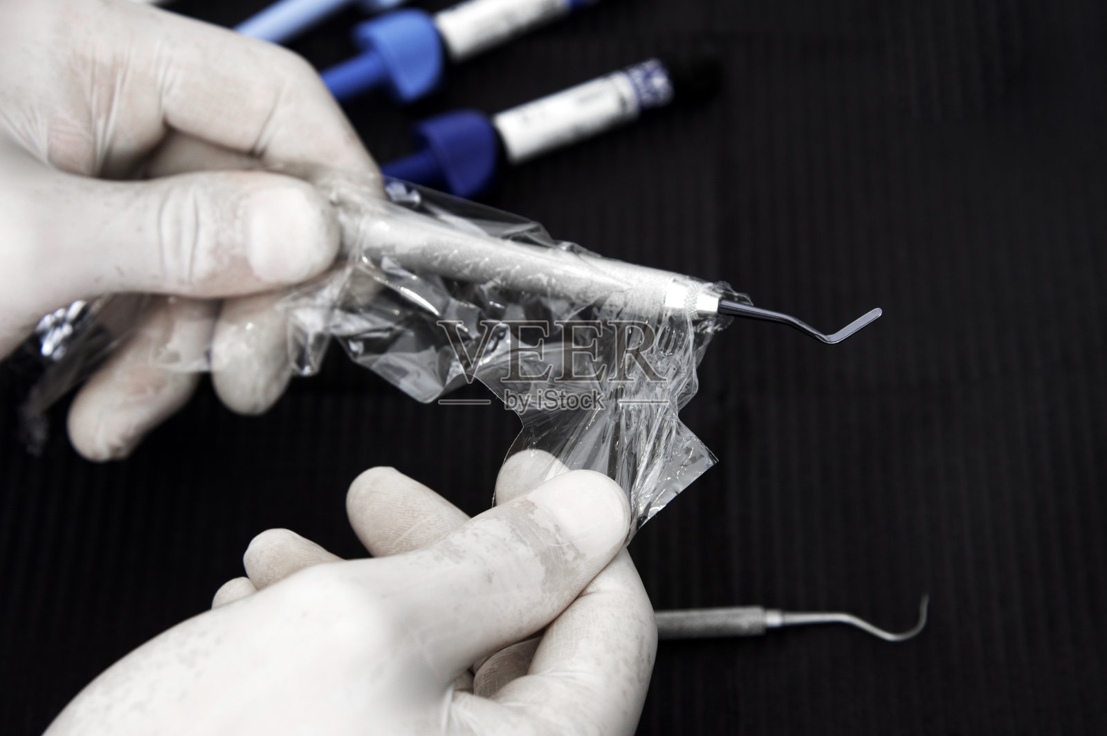 牙科工具是用手操作的照片摄影图片