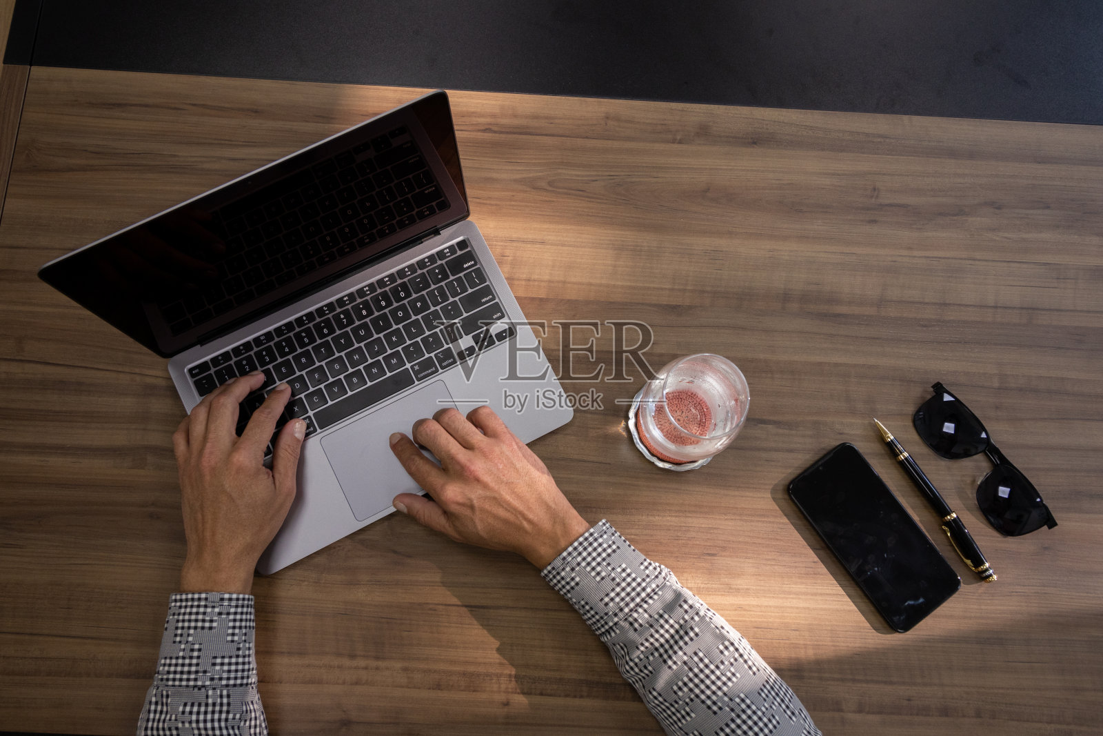 商人手在餐桌上，工作。照片摄影图片