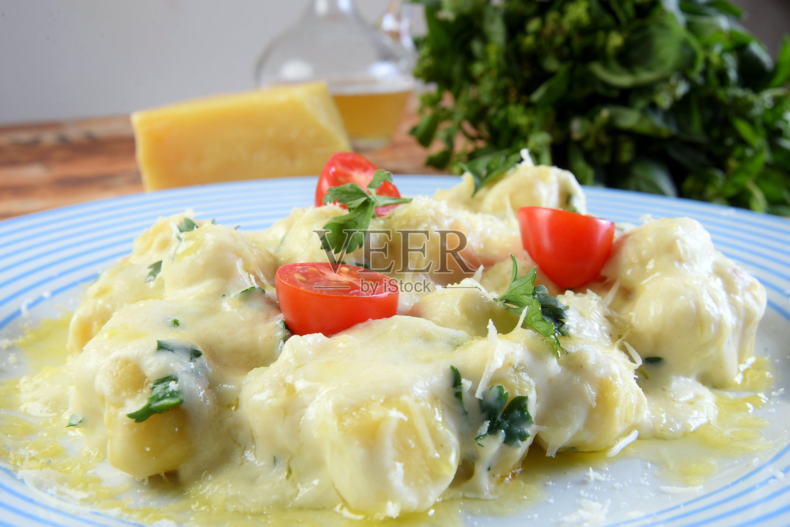 美味的白汁意大利面团，配帕尔马干酪，番茄，罗勒，香草，意大利和法国美食的健康食品照片摄影图片