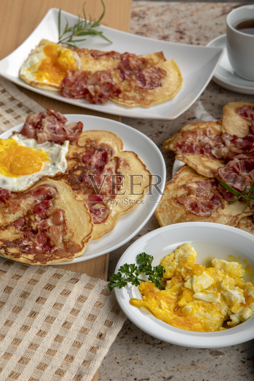 一盘培根煎饼。照片摄影图片