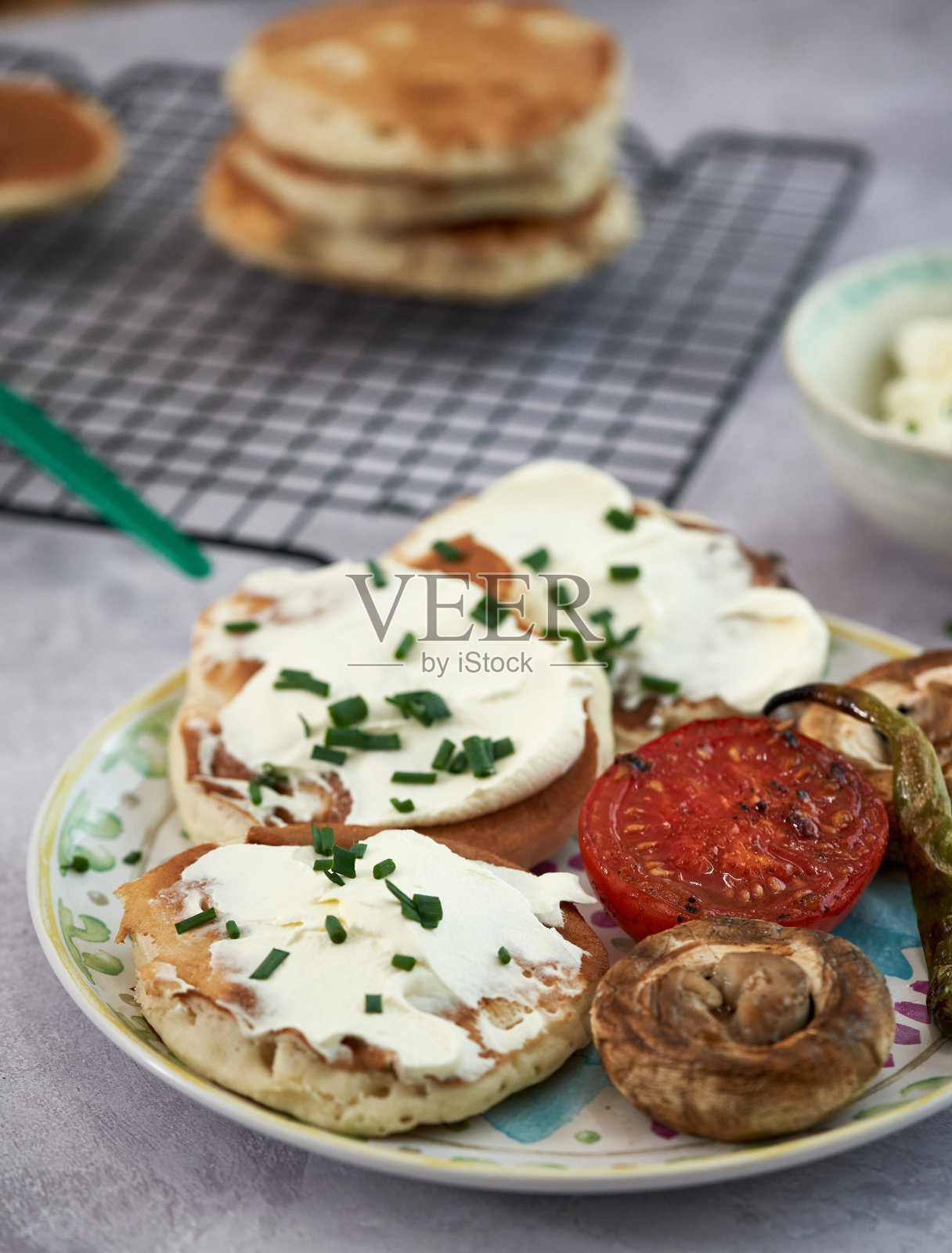 薄煎饼配奶油芝士，香葱，烤番茄和蘑菇照片摄影图片