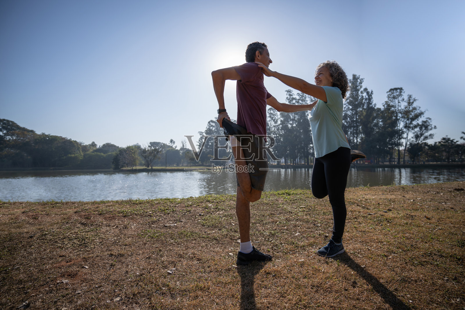 一对夫妇在公园里跑步照片摄影图片