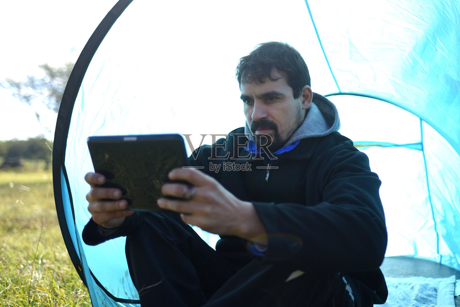 拉丁美洲人在露营照片摄影图片