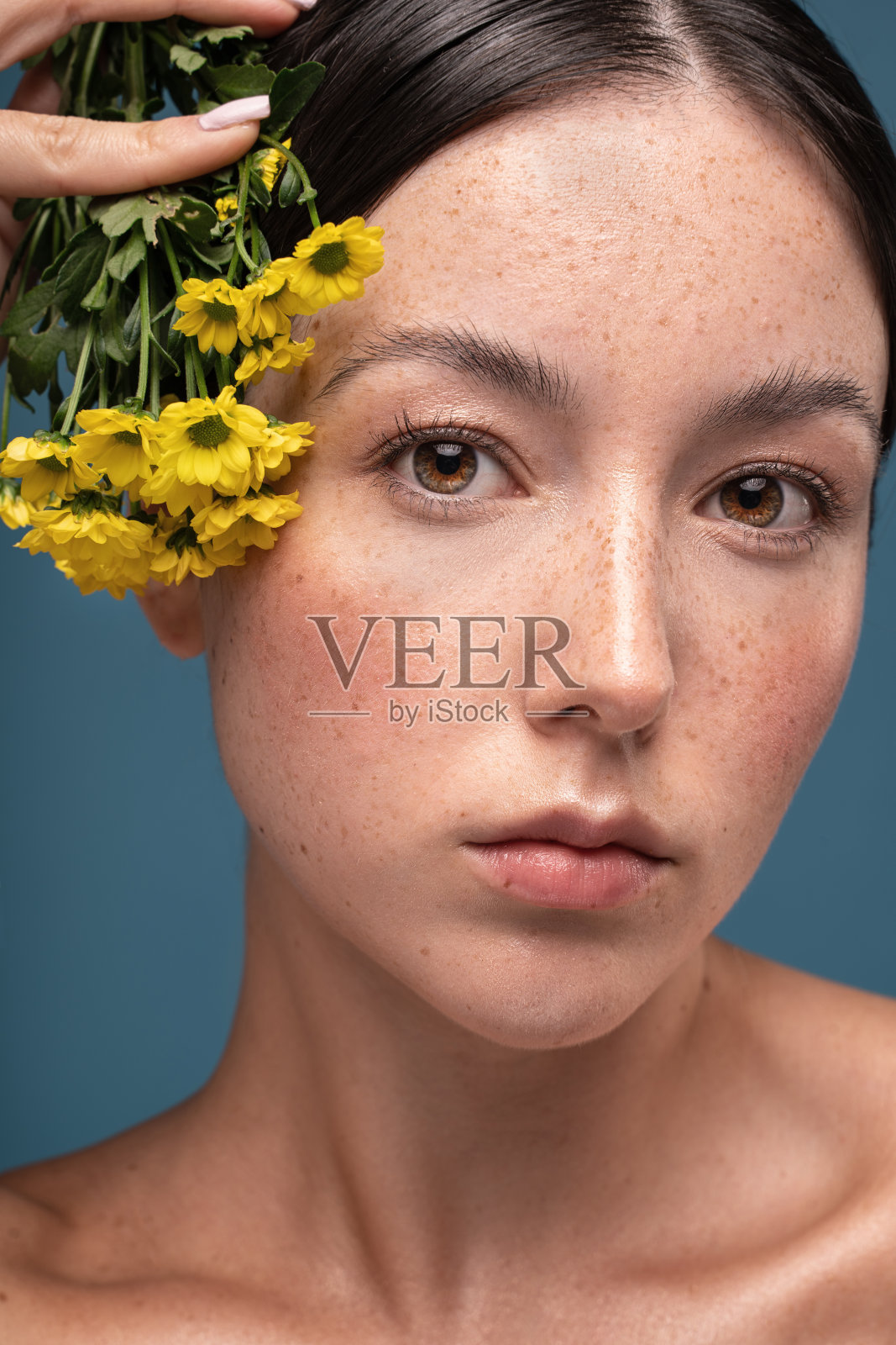 美丽的肖像年轻的瑞典自然女人脸上雀斑。女孩在看相机。照片摄影图片