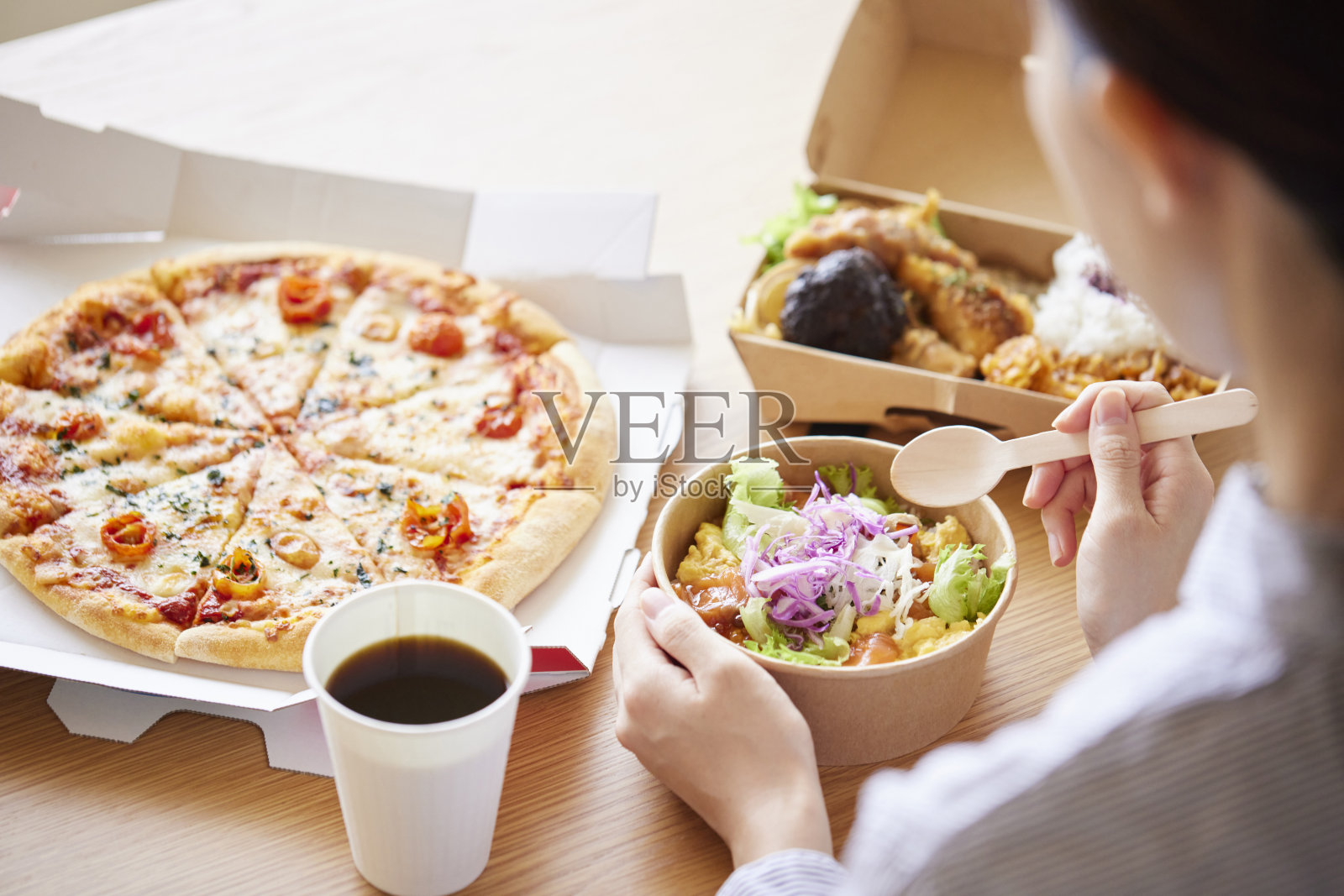 女手吃菜送菜照片摄影图片