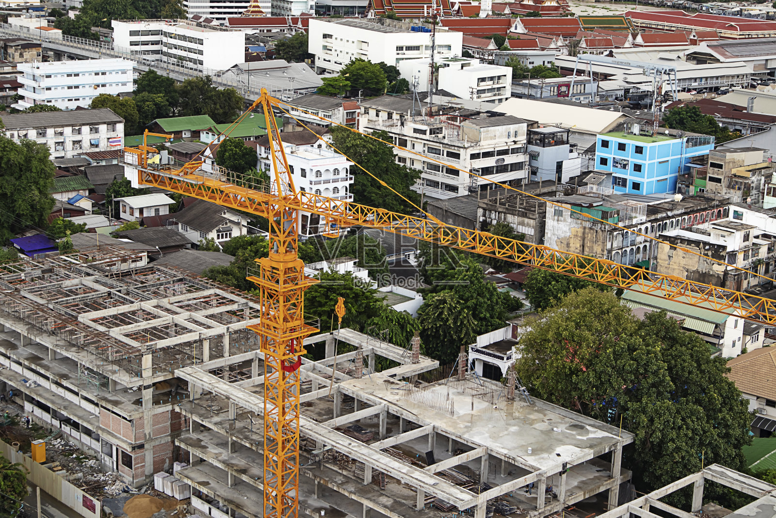 塔机维修工作，鸟瞰，在高处俯瞰塔机工作。照片摄影图片