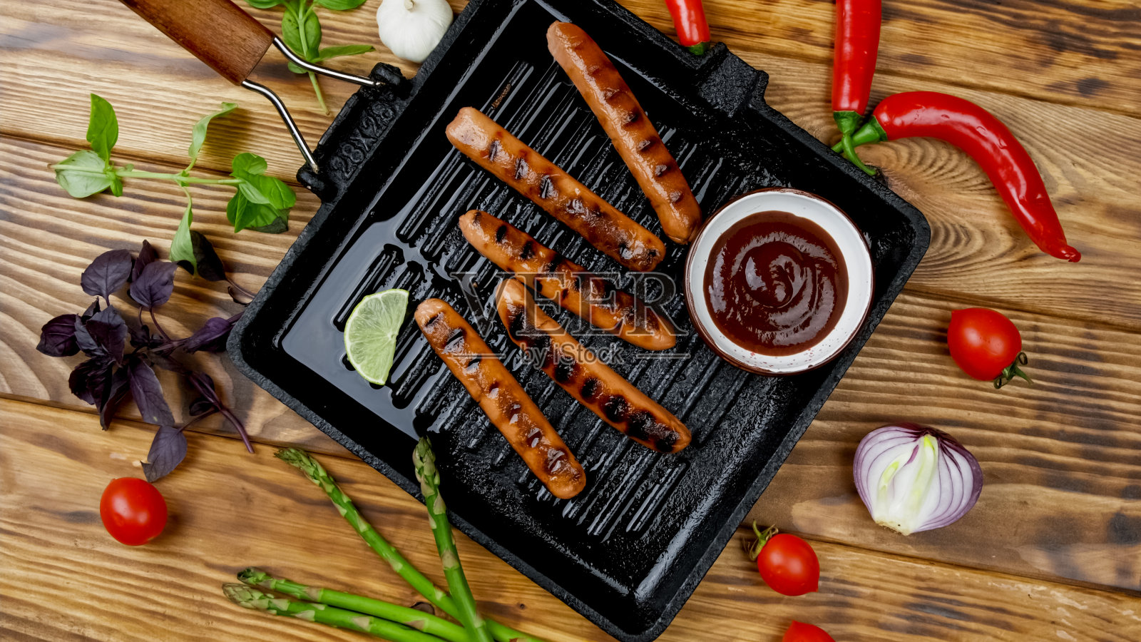 烤土豆和烤酱油香肠照片摄影图片