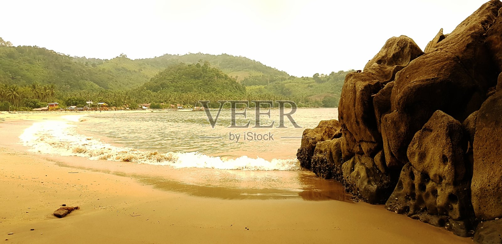 米南如沙海滩上有岩石照片摄影图片