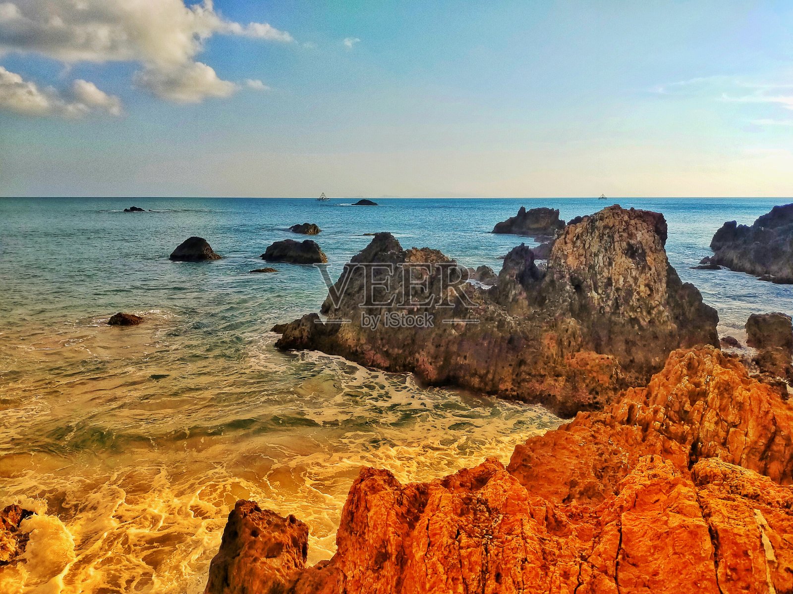 海滨沙滩上多云的海岸线照片摄影图片
