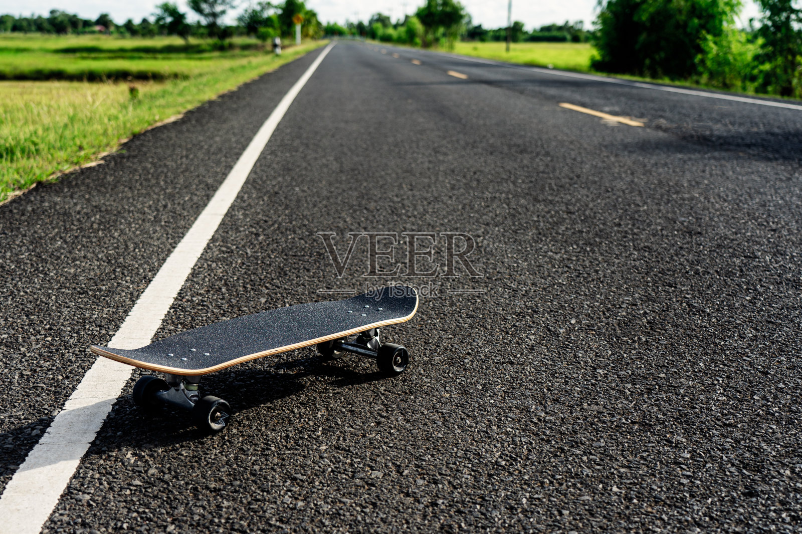 在乡间的公路上玩冲浪。照片摄影图片