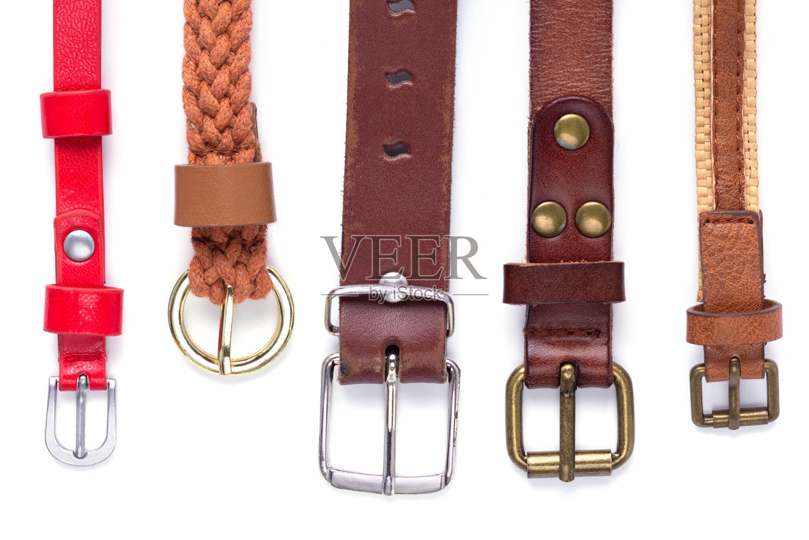 棕色皮带孤立在白色背景。带扣的破旧皮带照片摄影图片