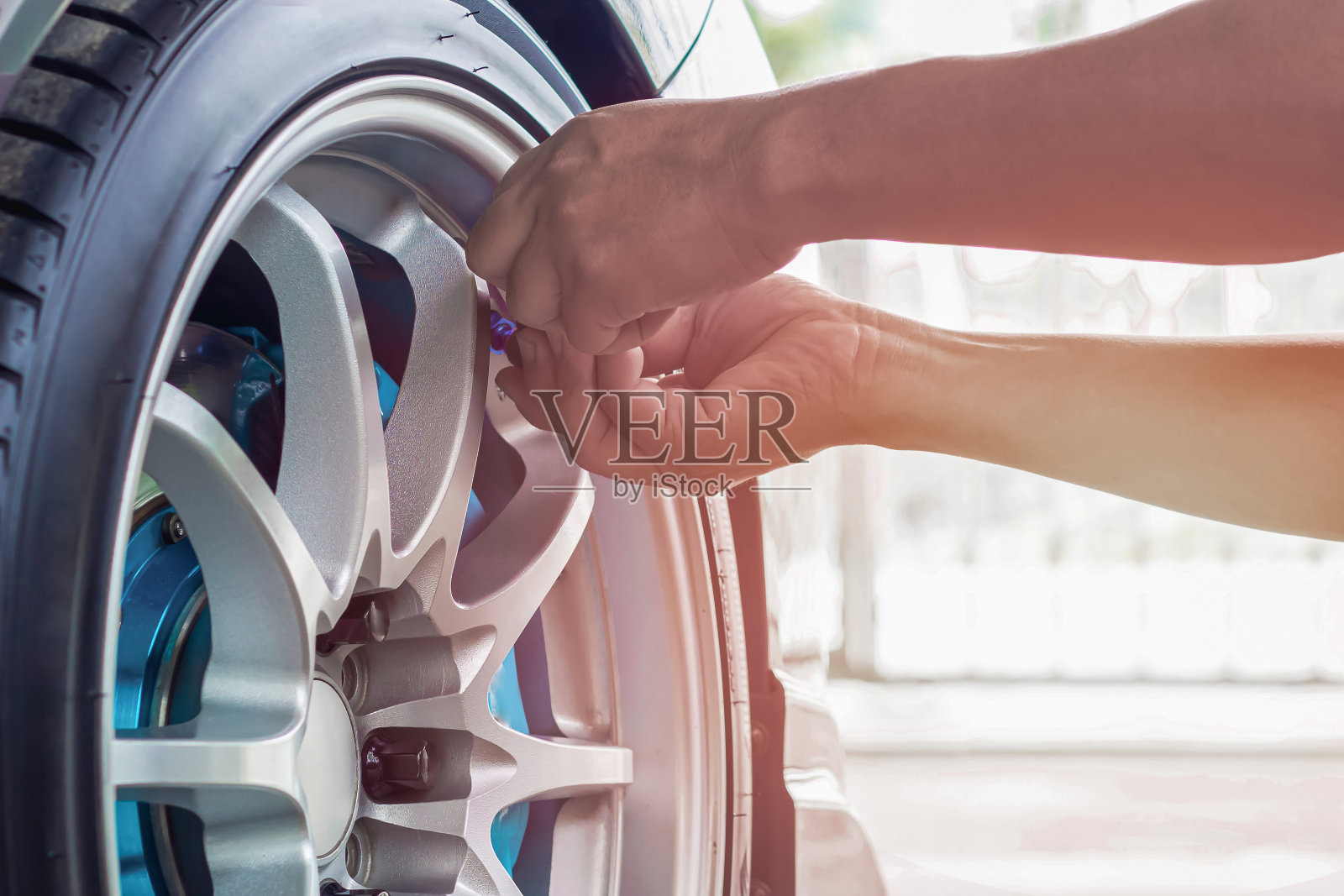 关闭轮胎压力表数字并亲手交给男人用来检查轮胎车的基本保养气压照片摄影图片